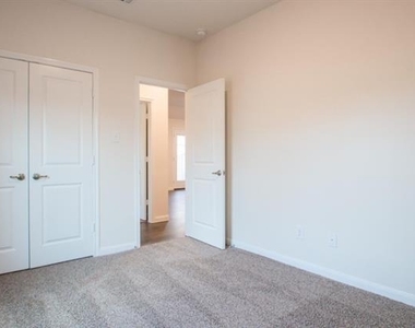 3936 Oak Creek Circle - Photo Thumbnail 18