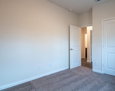 3936 Oak Creek Circle - Photo Thumbnail 12