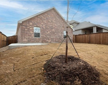 3936 Oak Creek Circle - Photo Thumbnail 2
