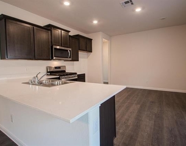 3936 Oak Creek Circle - Photo Thumbnail 4