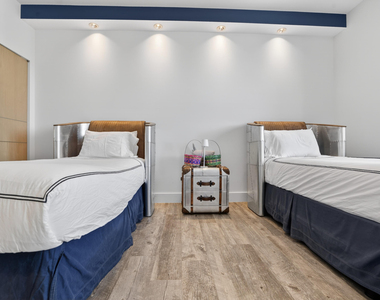 2301 Collins Avenue - Photo Thumbnail 12