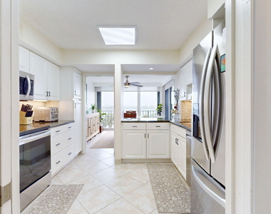 124 Lakeshore Drive - Photo Thumbnail 11