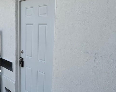 1616 Nw 5th Street - Photo Thumbnail 1