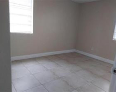 1227 Sw 46th Avenue - Photo Thumbnail 2
