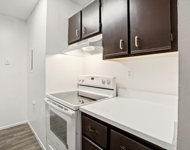 1153 Lake Victoria Drive - Photo Thumbnail 3