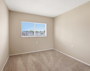 1153 Lake Victoria Drive - Photo Thumbnail 4