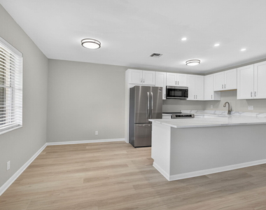 42 Easthampton B - Photo Thumbnail 6