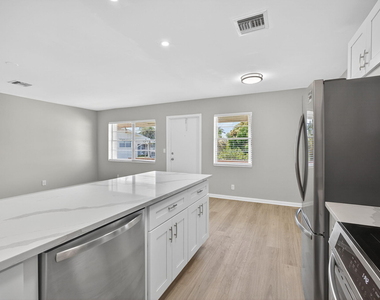 42 Easthampton B - Photo Thumbnail 11