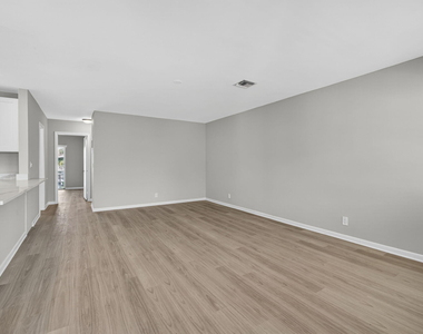 42 Easthampton B - Photo Thumbnail 1