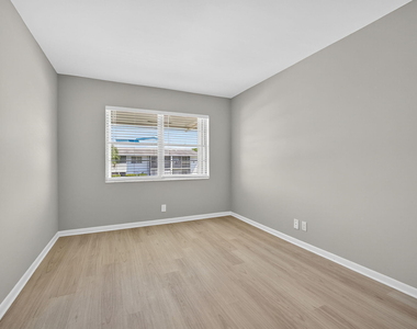 42 Easthampton B - Photo Thumbnail 21