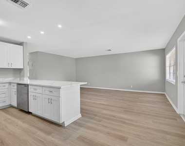 42 Easthampton B - Photo Thumbnail 7