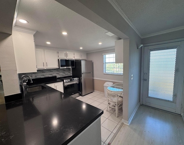 300 Ne 26th Avenue - Photo Thumbnail 3