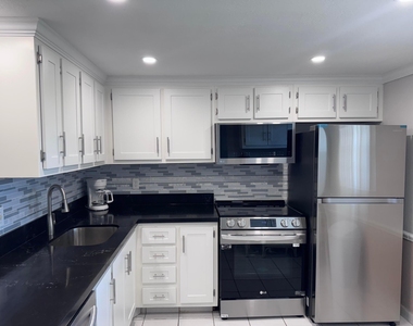 300 Ne 26th Avenue - Photo Thumbnail 1
