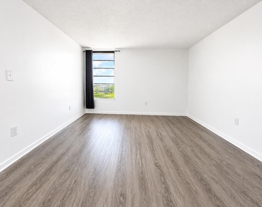 9682 Fontainebleau Boulevard - Photo Thumbnail 8