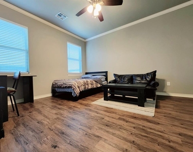 2308 Paraiso Way - Photo Thumbnail 8