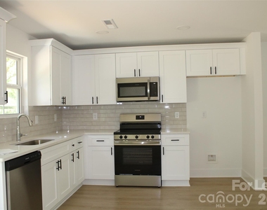 562 W Park Avenue - Photo Thumbnail 2