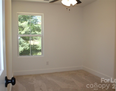 562 W Park Avenue - Photo Thumbnail 16