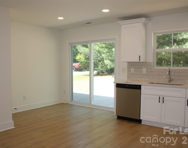 562 W Park Avenue - Photo Thumbnail 4