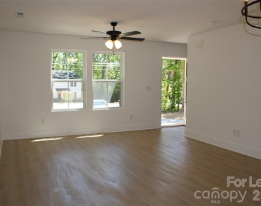 562 W Park Avenue - Photo Thumbnail 5