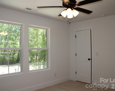 562 W Park Avenue - Photo Thumbnail 9