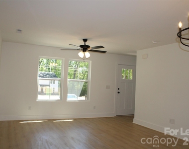 562 W Park Avenue - Photo Thumbnail 7