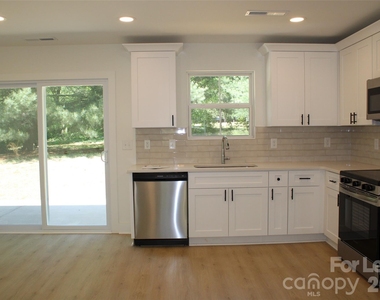 562 W Park Avenue - Photo Thumbnail 3