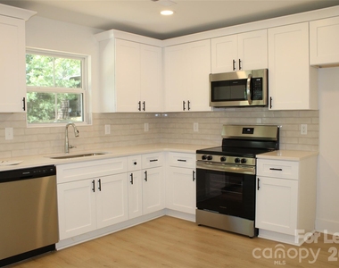 562 W Park Avenue - Photo Thumbnail 1