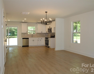 562 W Park Avenue - Photo Thumbnail 6