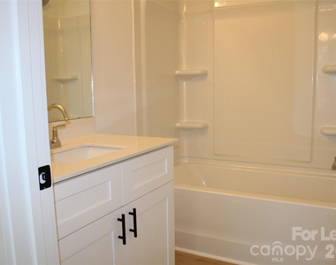 562 W Park Avenue - Photo Thumbnail 12
