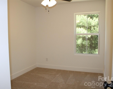 562 W Park Avenue - Photo Thumbnail 18