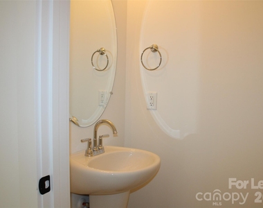 562 W Park Avenue - Photo Thumbnail 10