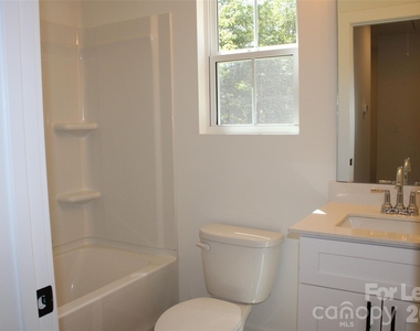 562 W Park Avenue - Photo Thumbnail 17