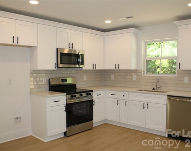 562 W Park Avenue - Photo Thumbnail 1