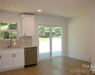 562 W Park Avenue - Photo Thumbnail 2