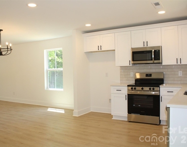 562 W Park Avenue - Photo Thumbnail 3