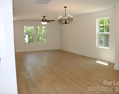 562 W Park Avenue - Photo Thumbnail 7