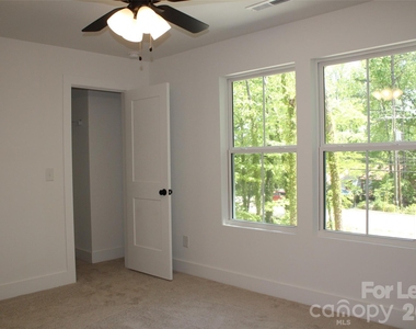 562 W Park Avenue - Photo Thumbnail 14