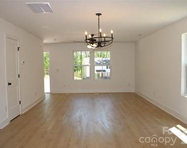 562 W Park Avenue - Photo Thumbnail 6