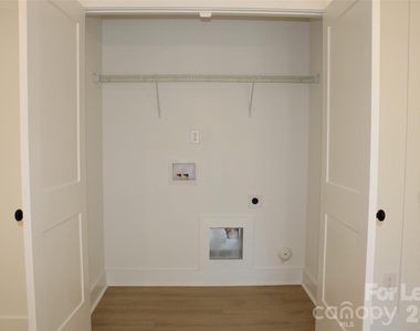 562 W Park Avenue - Photo Thumbnail 9