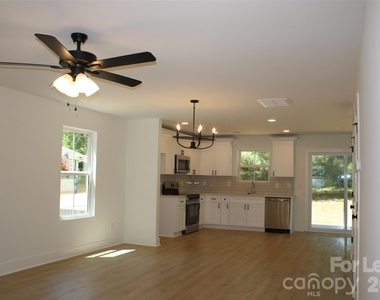 562 W Park Avenue - Photo Thumbnail 5