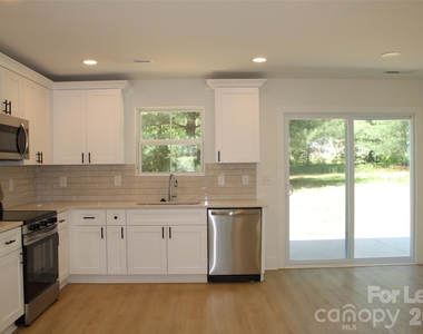 562 W Park Avenue - Photo Thumbnail 8