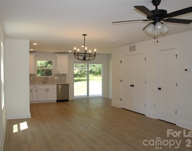 562 W Park Avenue - Photo Thumbnail 4