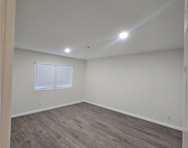 1455 W Stoneridge Court - Photo Thumbnail 10