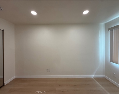 11839 Burbank Boulevard - Photo Thumbnail 14