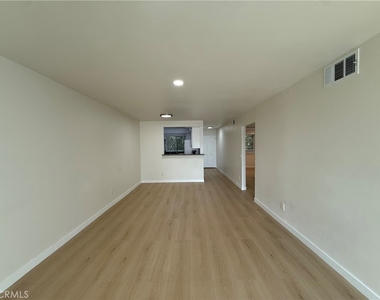 11839 Burbank Boulevard - Photo Thumbnail 8