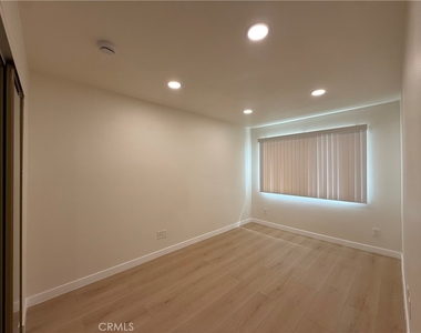 11839 Burbank Boulevard - Photo Thumbnail 12