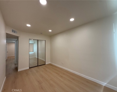 11839 Burbank Boulevard - Photo Thumbnail 13