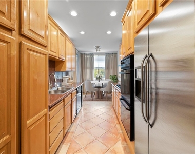 750 S Bundy Drive - Photo Thumbnail 5