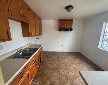 8868 S Wall St - Photo Thumbnail 3