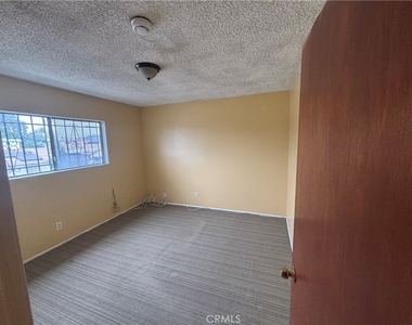 8868 S Wall St - Photo Thumbnail 7